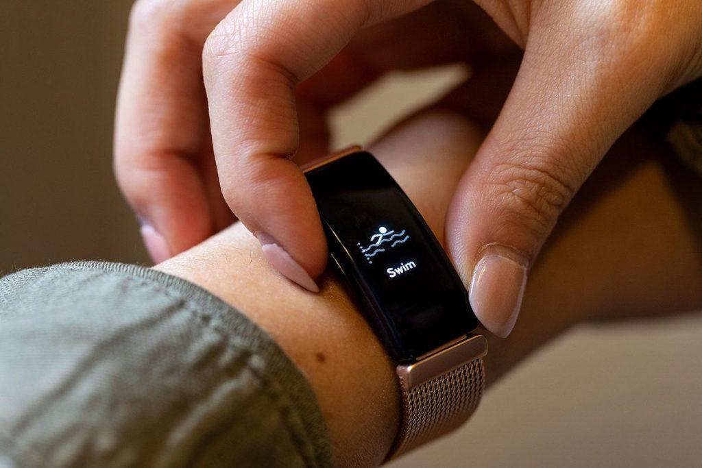 گوگل fitbit را خرید