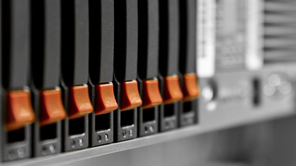 RAID چیست و چرا انتخاب اشتباه آن میتواند آینده ذخیرهسازی سازمان شما را نابود کند؟ 7 4